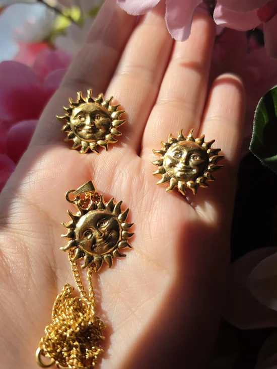 Whimsical 90s Gold Sun Face Pendant Necklace and Clip-ins Earring Set - Picture 3 of 11